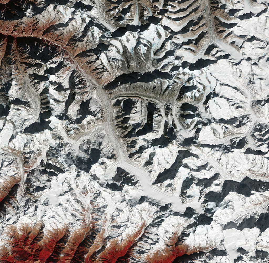Le glacier Gangotri est l'un des plus grands Glacier de l'Himalaya et l'une des principales sources d'eau pour le Gange. Les données des satellites montrent que ce glacier s'est rétracté d’environ 3 km en deux siècles, et qu’il continue actuellement de perdre 10 mètres par an.