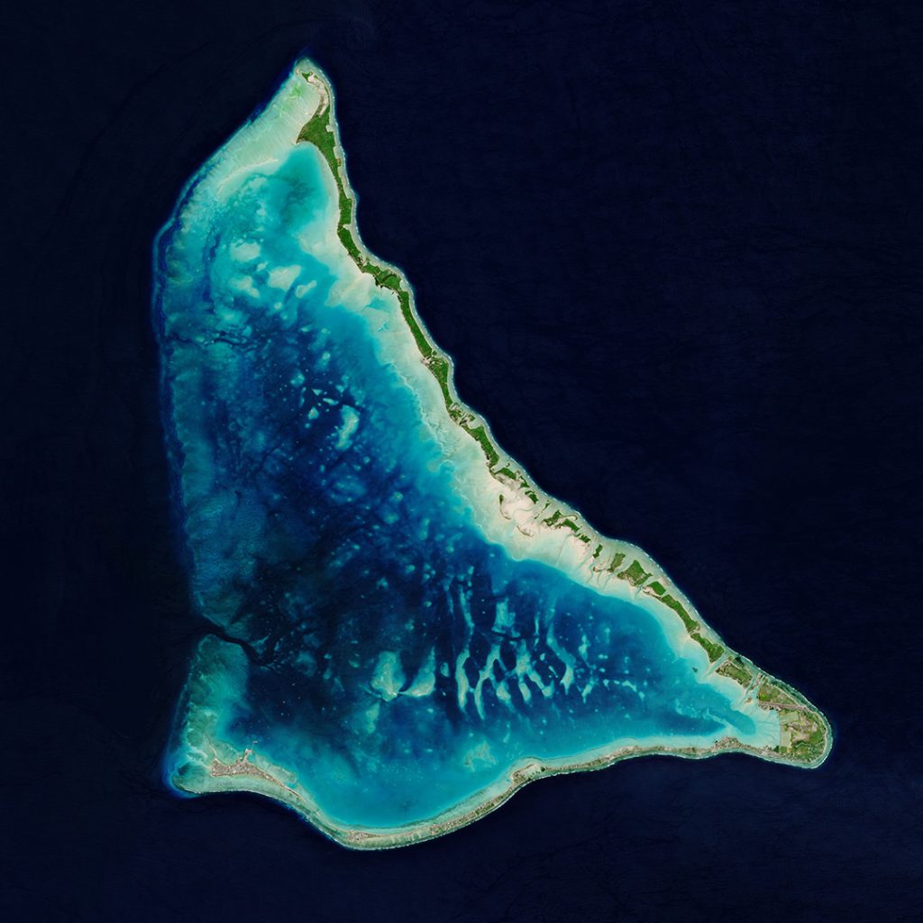 Atoll Tarawa, République de Kiribati, mission Sentinel-2, Copernicus Kiribati, un état insulaire du Pacifique, est particulièrement vulnérable à la hausse du niveau de la mer. Son élévation ne dépasse pas 2 mètres dans la plupart de ses atolls et ses ilets de corail.