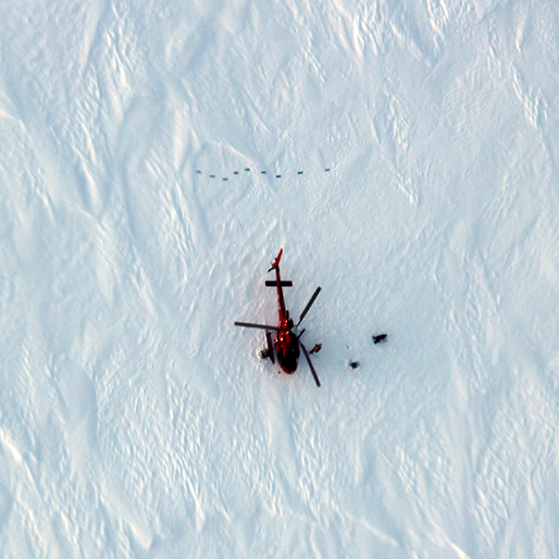 Des scientifiques travaillant sur la calotte glaciaire du Groenland dans le cadre d'un effort international visant à développer de nouvelles technologies spatiales pour surveiller l'évolution de notre environnement polaire.