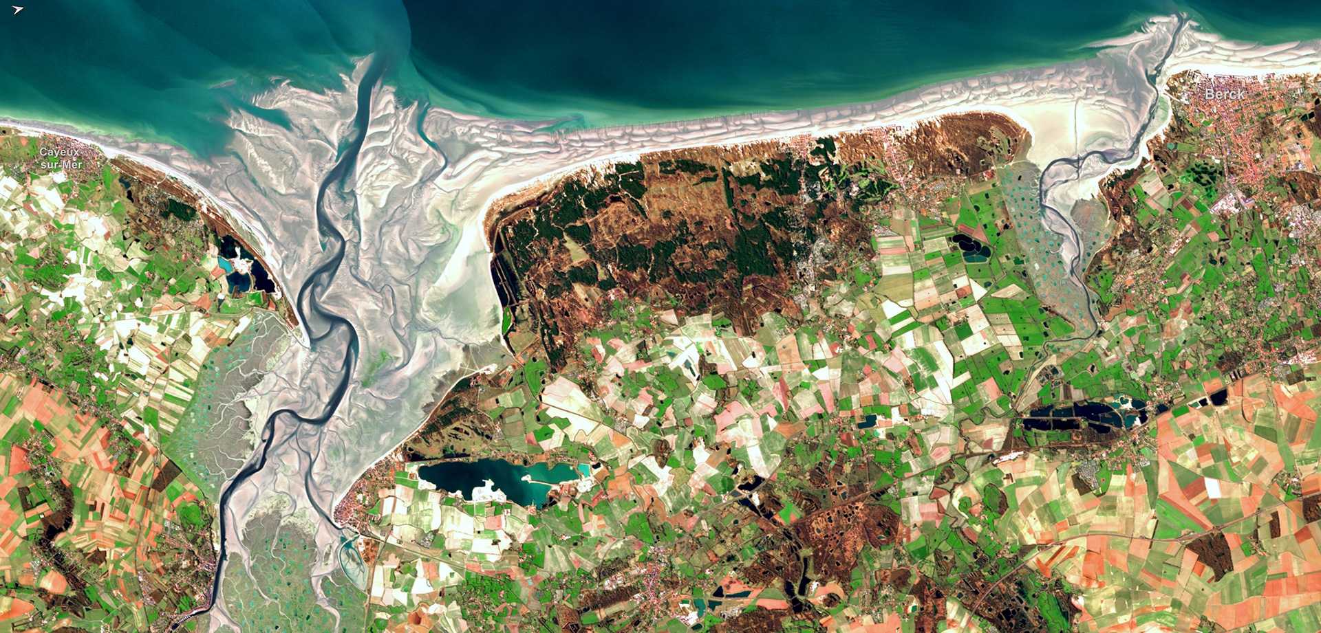 La Baie de Somme, l'un des principaux sites ornithologiques européens, est exposé au changement climatique. Les satellites surveillent la dynamique des environnements côtiers et participent ainsi aux actions d'atténuation de l'élévation du niveau de la mer.