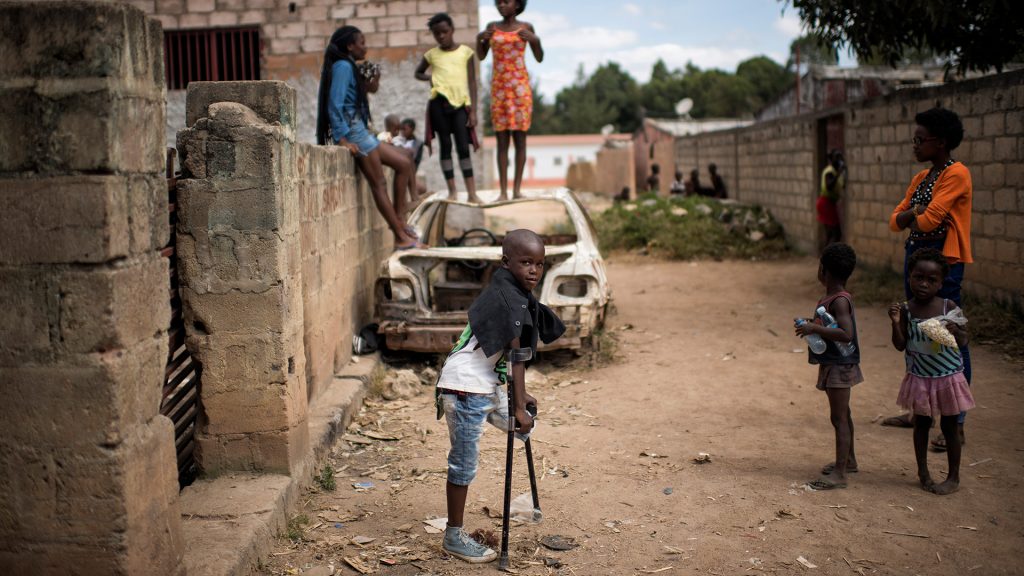 Manuel, huit ans, se tient debout dans la cour de la maison de sa famille à Huambo, en Angola. Il est le plus jeune d'un groupe de garçons qui ont été grièvement blessés en jouant avec un obus de mortier en décembre 2016.