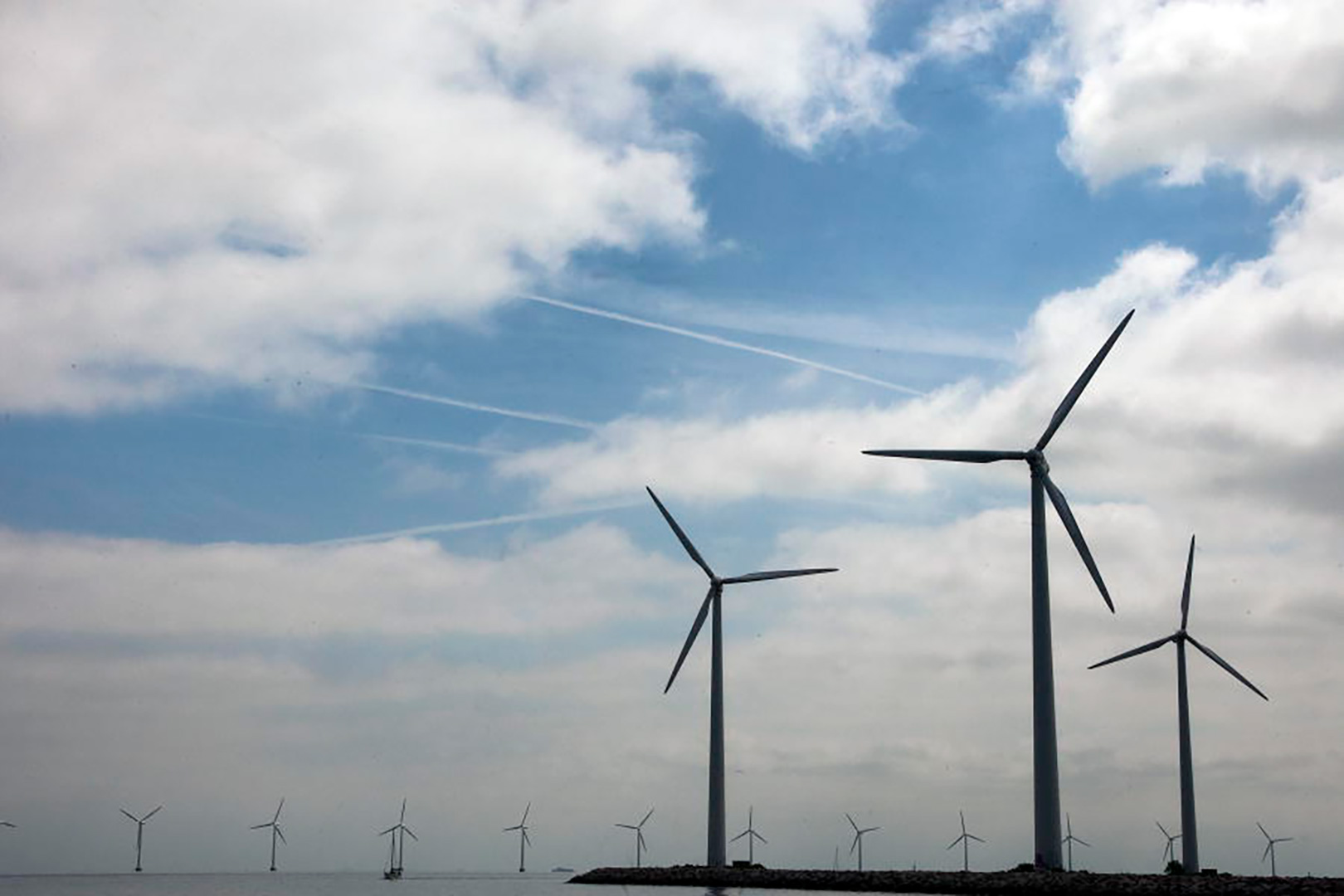 Vue du parc éolien offshore Middelgruden au Danemark. Le parc éolien a été développé au large des côtes danoises et se compose de 20 turbines.