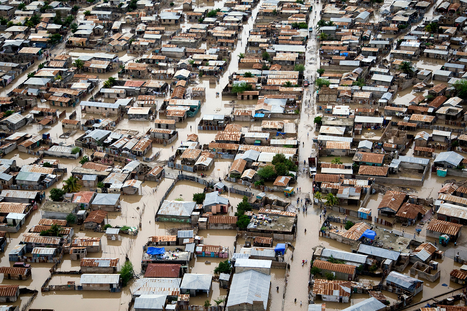Rues inondées après le passage d'un ouragan aux Gonaïves à Haïti.