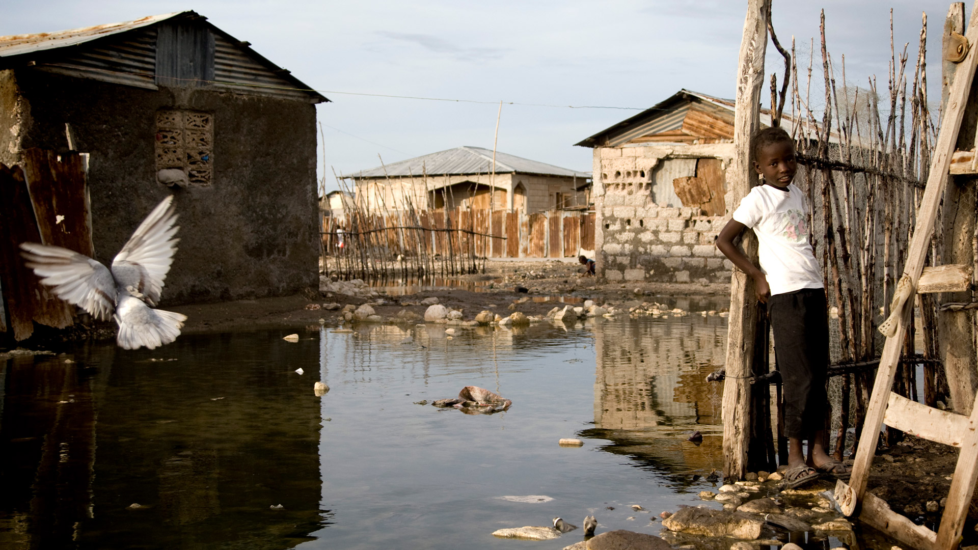Rue inondée après le passage d'un ouragan aux Gonaïves à Haïti. Au cours des dernières années, un certain nombre d’initiatives ont contribué à mettre les technologies spatiales à disposition des aides humanitaires et des interventions d’urgence. Le programme ONU-SPIDER garantit l’accès et l’utilisation de ces technologies pendant le cycle complet de gestion des catastrophes.
