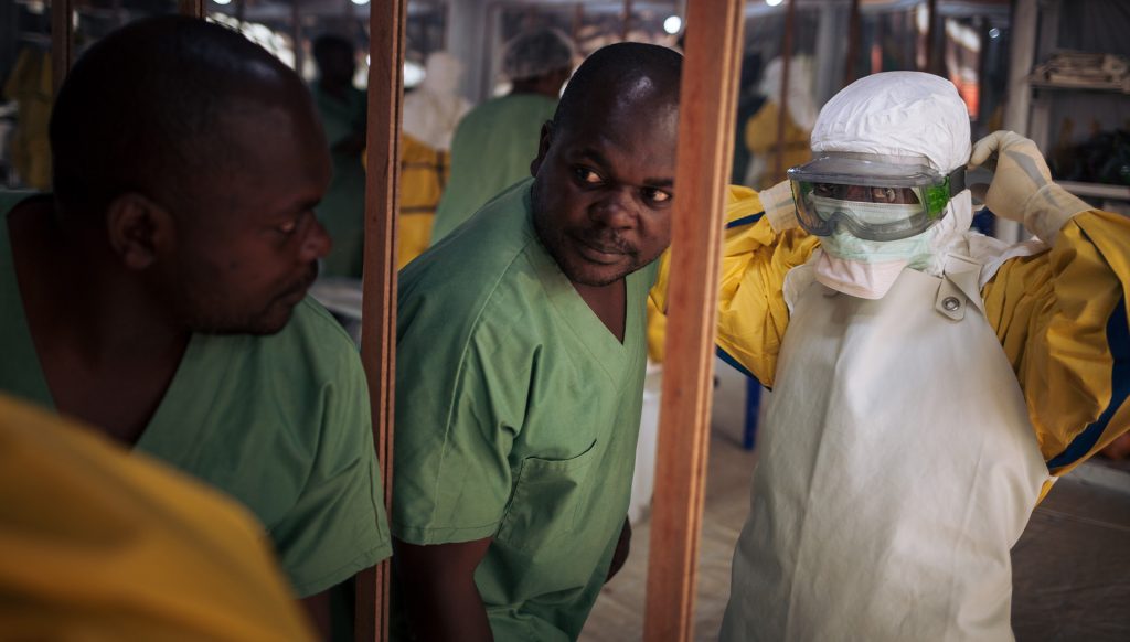 La maladie à virus Ebola, apparue en 1976 en RDC, a contaminé l'Afrique de l'Ouest depuis le sud-est de la Guinée en décembre 2013, avant de s'étendre au Liberia et à la Sierra Leone. Son taux de létalité peut atteindre 90%.