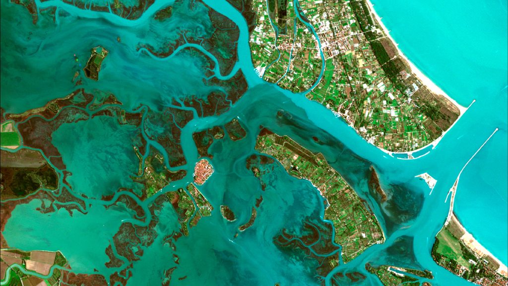 Venise, Italie Image de l'île de Burano et de ses environs montrant l'élévation du niveau de l'eau avant l'inondation du 14 novembre 2019. Mission Copernicus Sentinel-2