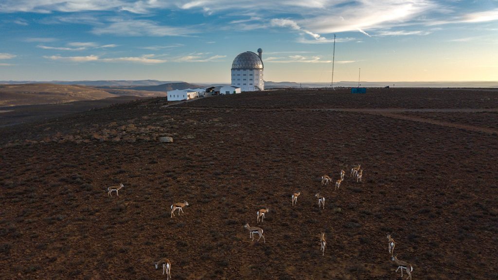 Le Grand Télescope d'Afrique Australe (SALT) est le plus grand télescope optique situé dans l'hémisphère sud.