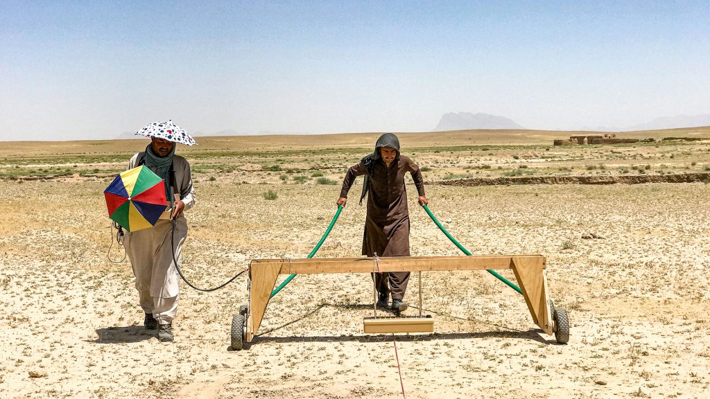 En combinant plusieurs capteurs alignés et associés à la navigation par satellite, il est possible de couvrir le terrain plus rapidement, et de dégager un chemin de près de trois mètres de largeur plutôt que d'utiliser une approche manuelle plus lente et laborieuse.