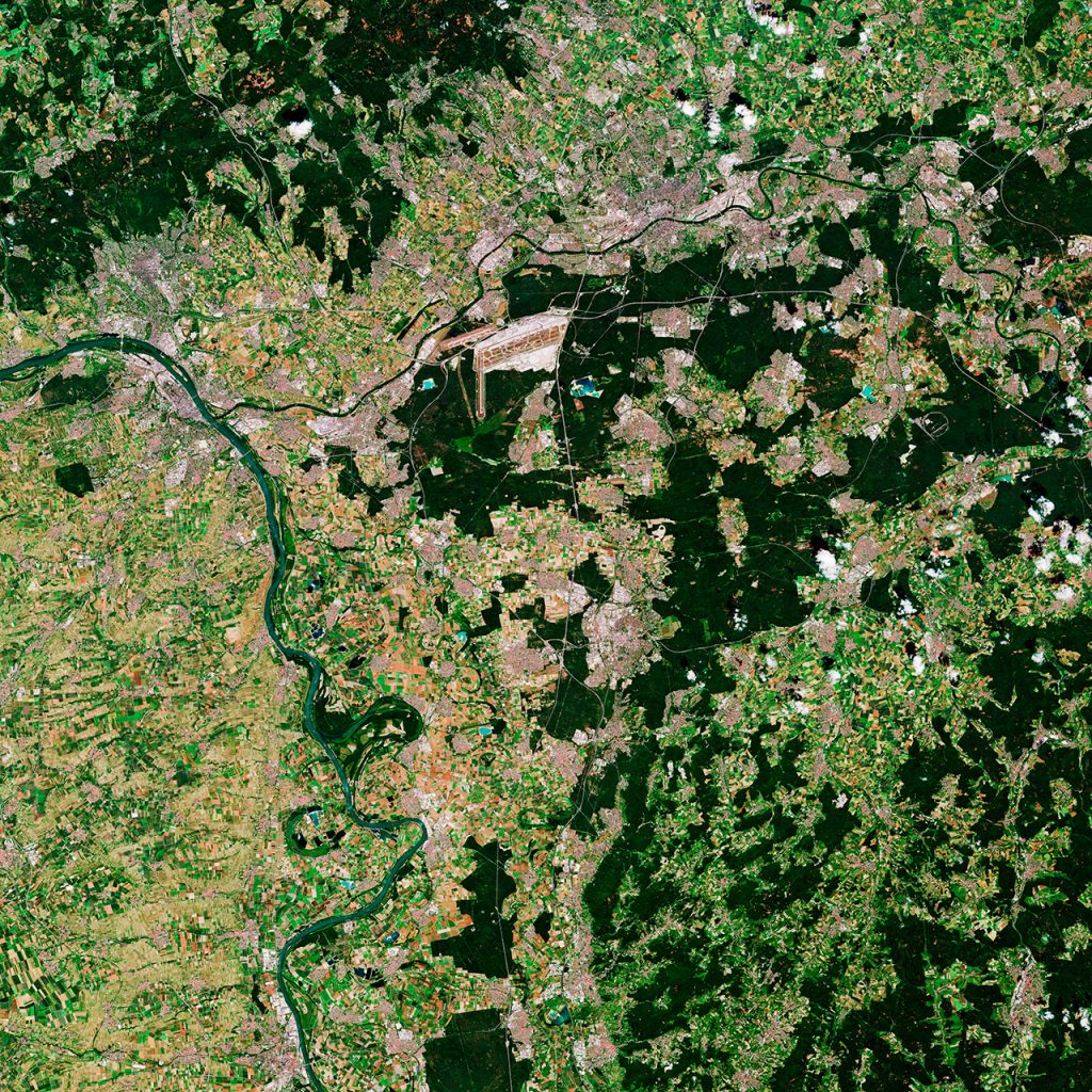 Cette image a été capturée le 23 juin 2020 par la mission Copernicus Sentinel-2. Francfort, la cinquième ville d'Allemagne, est visible en haut de l'image, située des deux côtés du Main. Le Rhin est visible à gauche de l'image. Darmstadt est située en bas à droite de l'image. Darmstadt est souvent qualifiée de « Ville des sciences », avec ses institutions scientifiques, comme le Centre européen d'opérations spatiales (ESOC) de l'ESA et l'Organisation européenne pour l'exploitation de satellites météorologiques (Eumetsat). L'ESOC abrite les équipes scientifiques qui contrôlent les engins spatiaux en orbite et à travers le système solaire.