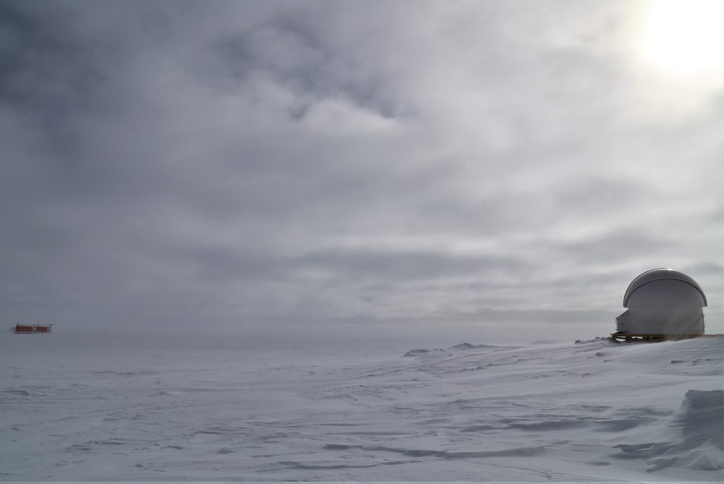 L'Antarctique : le lieu le plus isolé sur Terre. La station de recherche Concordia est une collaboration entre l'Institut polaire français et le programme antarctique italien. C'est l'une des trois seules bases habitées toute l'année, située sur un plateau montagneux appelé Dome C. Sur cette image : l'observatoire astronomique près de la base.