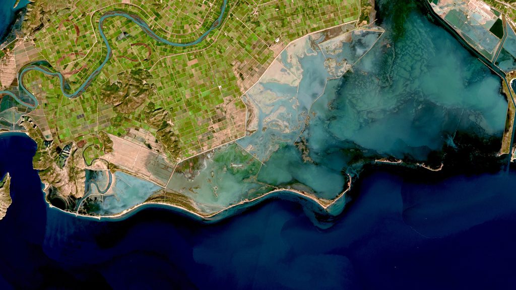 Lagune de Messolonghi en Grèce vue depuis le satellite Copernicus Sentinel-2.