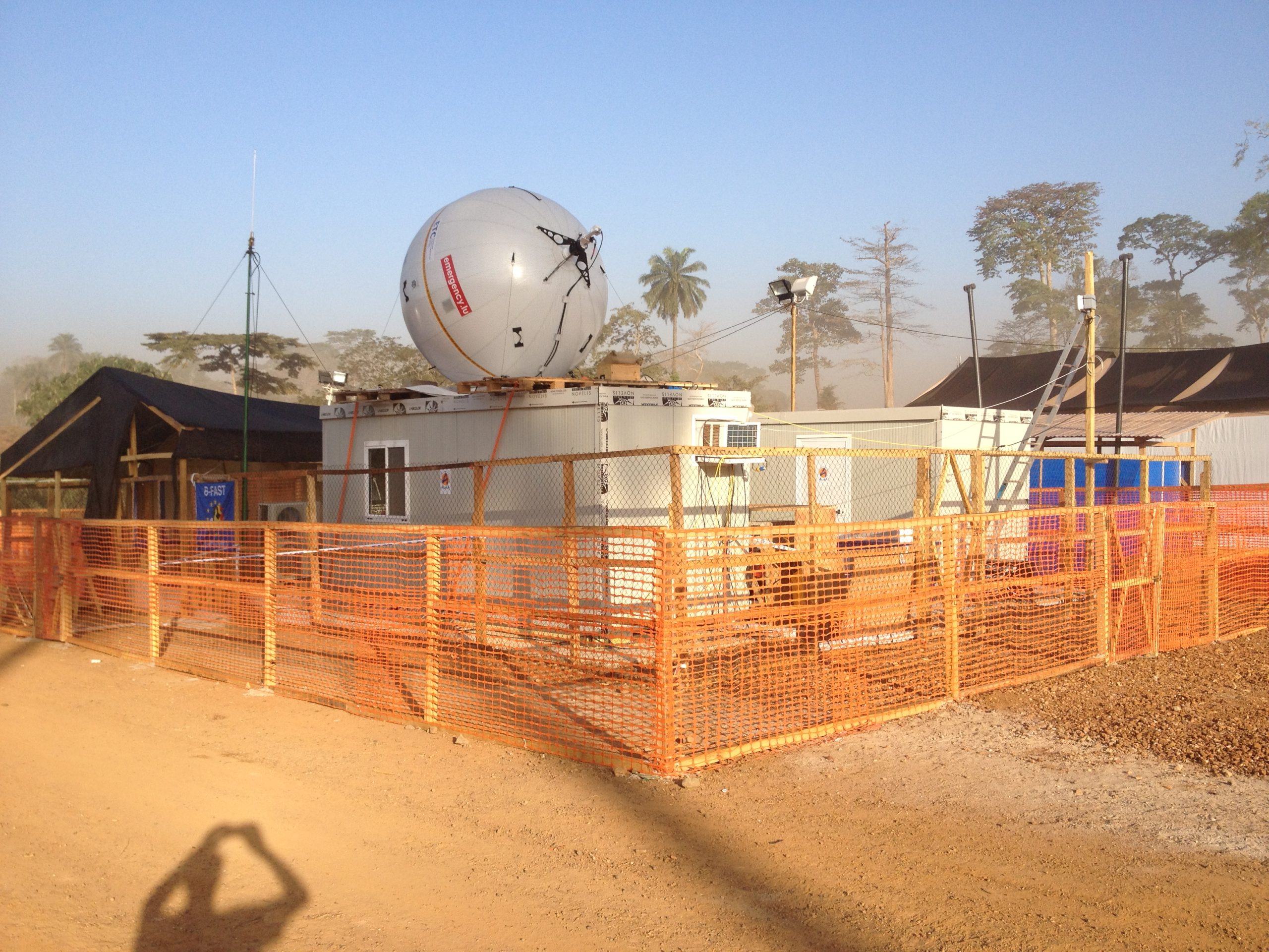 Le laboratoire B-LiFE, déployé en Guinée en 2014-2015 lors de l'épidémie d'EBOLA, intègre les technologies spatiales de communication, d'observation de la Terre et de géopositionnement.
