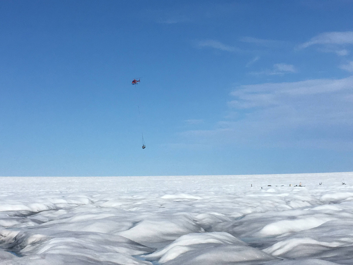Des fournitures vitales arrivent par hélicoptère au camp de base sur le glacier Sermeq Kujalleq au Groenland.