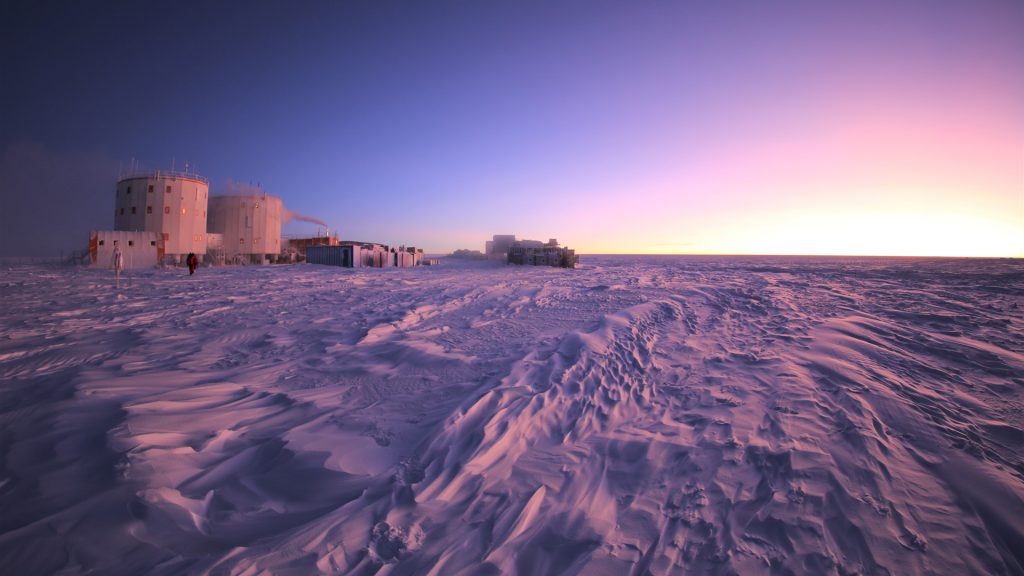 Pendant l'hiver antarctique, l'équipage réduit à moins de 15 personnes subit quatre mois d'obscurité totale : le soleil disparaît à partir de mai pour ne reparaitre qu'à la fin du mois d'août.