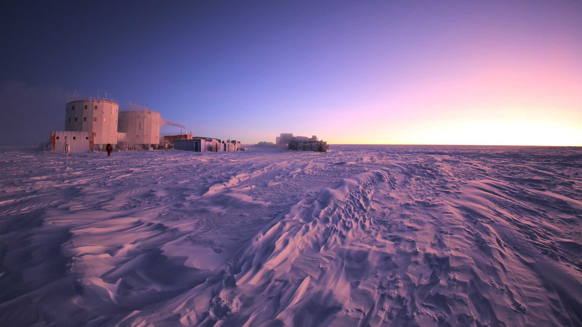 During the Antarctic winter, the crew of up to 15 people also endure four months of complete darkness: the sun disappears from May and is not seen again until late August.