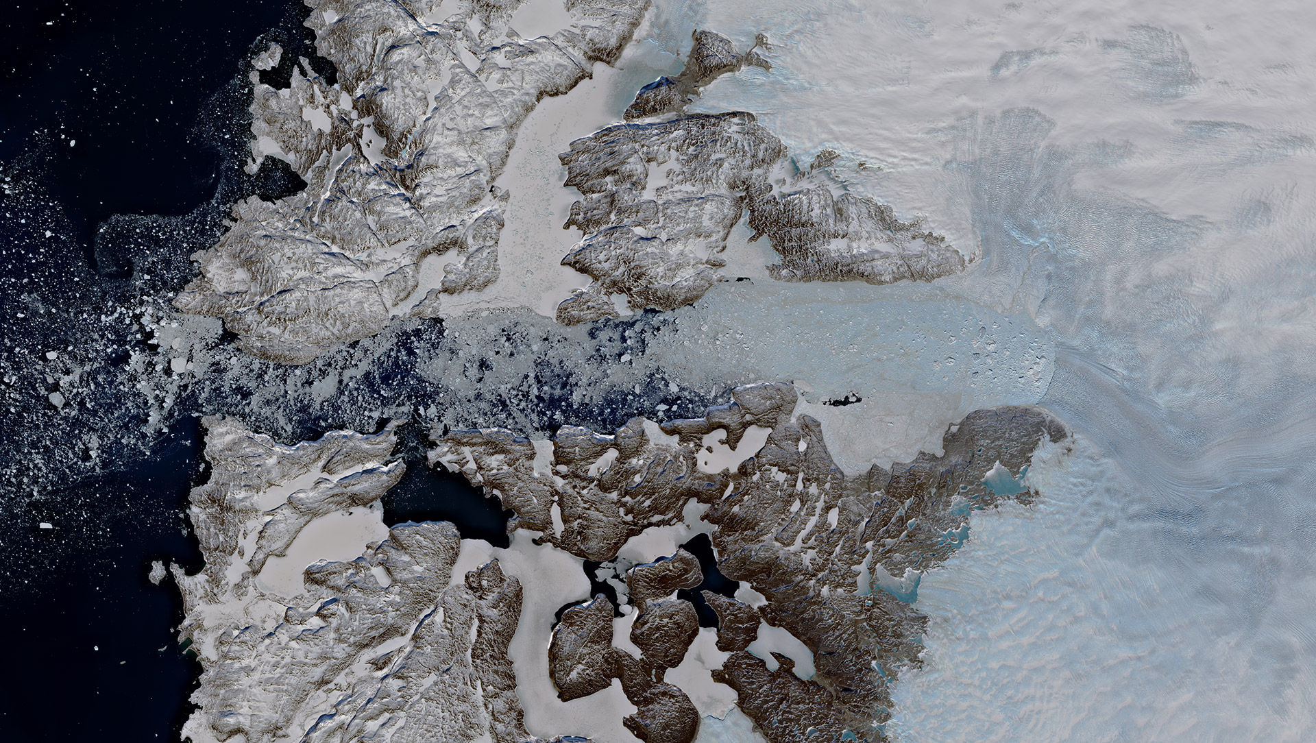 Glacier Jakobshavn, Groenland, mission Sentinel 2, Copernicus La fonte du glacier Jakobshavn, l'un des plus dynamiques au monde a contribué à la plus grande perte de glace du Groenland.
Les systèmes cellulaires ne couvrent que 10% de la surface du globe. Dans les topographies extrêmes telles que les déserts, les zones glaciaires, les montagnes, les forêts, etc., l'Internet des objets (IoT) combiné à une constellation de satellites en orbite basse offre une nouvelle façon de suivre, mesurer et communiquer avec des équipements n'importe où sur Terre. Les appareils connectés peuvent échanger des données automatiquement, de manière fiable et à un coût raisonnable, avec une couverture mondiale. Cette technologie utilisant les services de communication spatiale ouvrent un large éventail d'opportunités pour les applications industrielles, les activités maritimes et la recherche environnementale et nous permettent de surveiller l'utilisation d'infrastructures et d'améliorer la logistique dans les zones les plus reculées du monde.