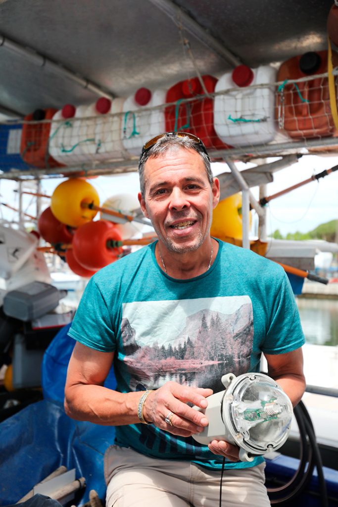 Pierre Moreira tenant la balise satellite pour ses filets connectés.