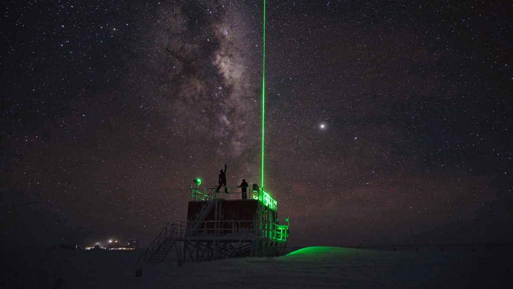Située sur le plateau montagneux appelé Dome C, Concordia est une collaboration entre l'Institut polaire français et le programme antarctique italien. C'est l'une des trois seules bases habitées toute l'année en Antarctique. Chaque année, l'ESA parraine un docteur-chercheur pour poursuivre des études sur les effets psychologiques, physiologiques et sociaux de la vie en milieu isolé, confiné et extrême. Cette image montre l'utilisation d'un LIDAR (Light Detection and Ranging instrument) une technique de télédétection qui utilise la lumière pour recueillir des informations sur l'atmosphère, y compris la densité, la température, la vitesse du vent, la formation de nuages et les particules aérosoles.
