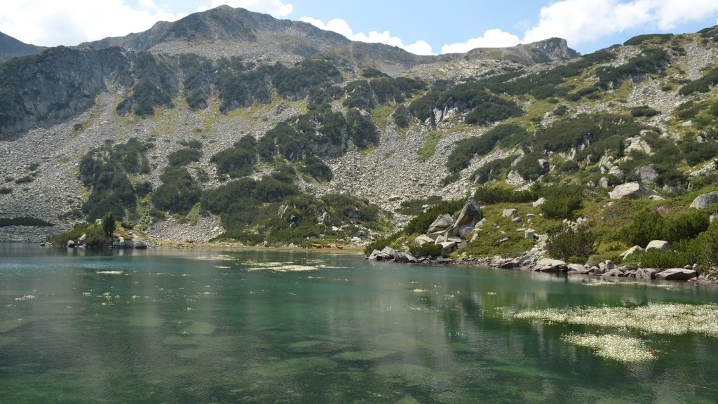 Le Lac glaciaire Ribno Bunderishko Ezero (Bulgarie).