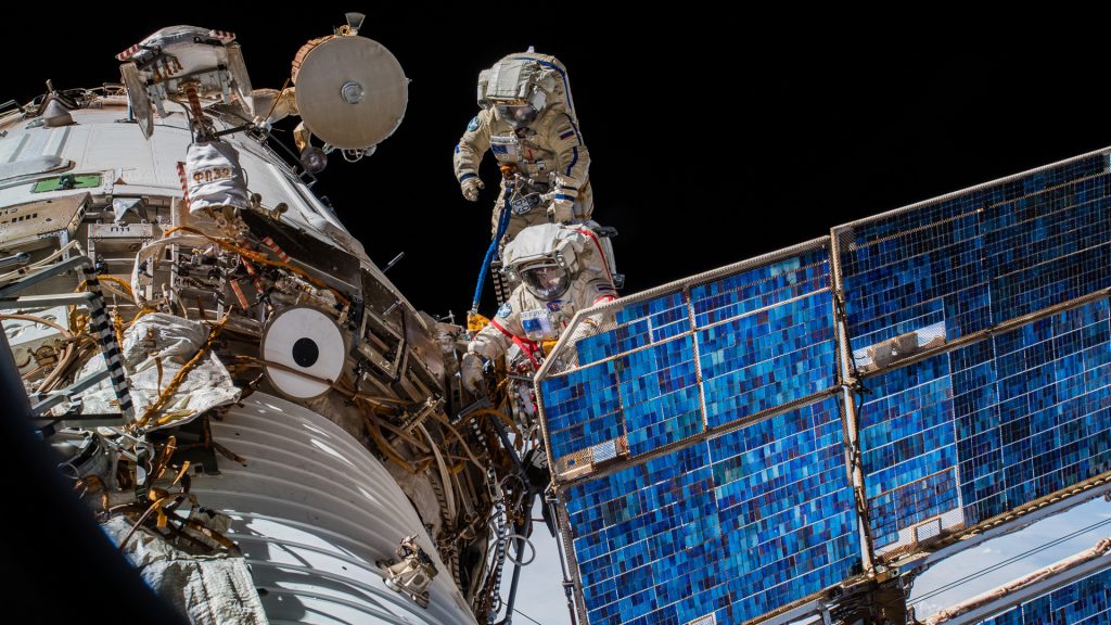 Des cosmonautes installent avec succès l'antenne du projet ICARUS (International Cooperation for Animal Research Using Space) sur la coque extérieure de la Station spatiale internationale. Les chercheurs du projet ICARUS fixent des mini-émetteurs à diverses espèces animales. Ces émetteurs envoient ensuite leurs données de mesure à une station réceptrice dans l'Espace. La station réceptrice transmet à son tour les données à une station au sol d'où elles sont transmises aux équipes de chercheurs.