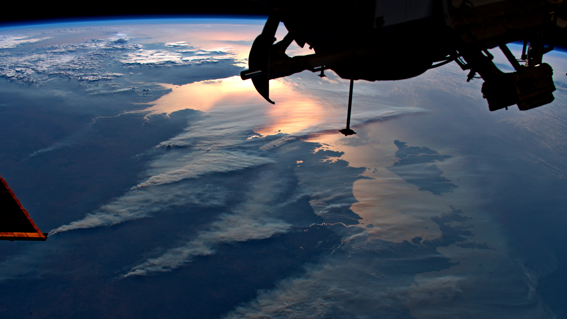 L'astronaute de l'ESA Luca Parmitano a capturé cette image des feux de brousse australiens depuis la Station spatiale internationale et l'a publiée sur les réseaux sociaux avec la légende :