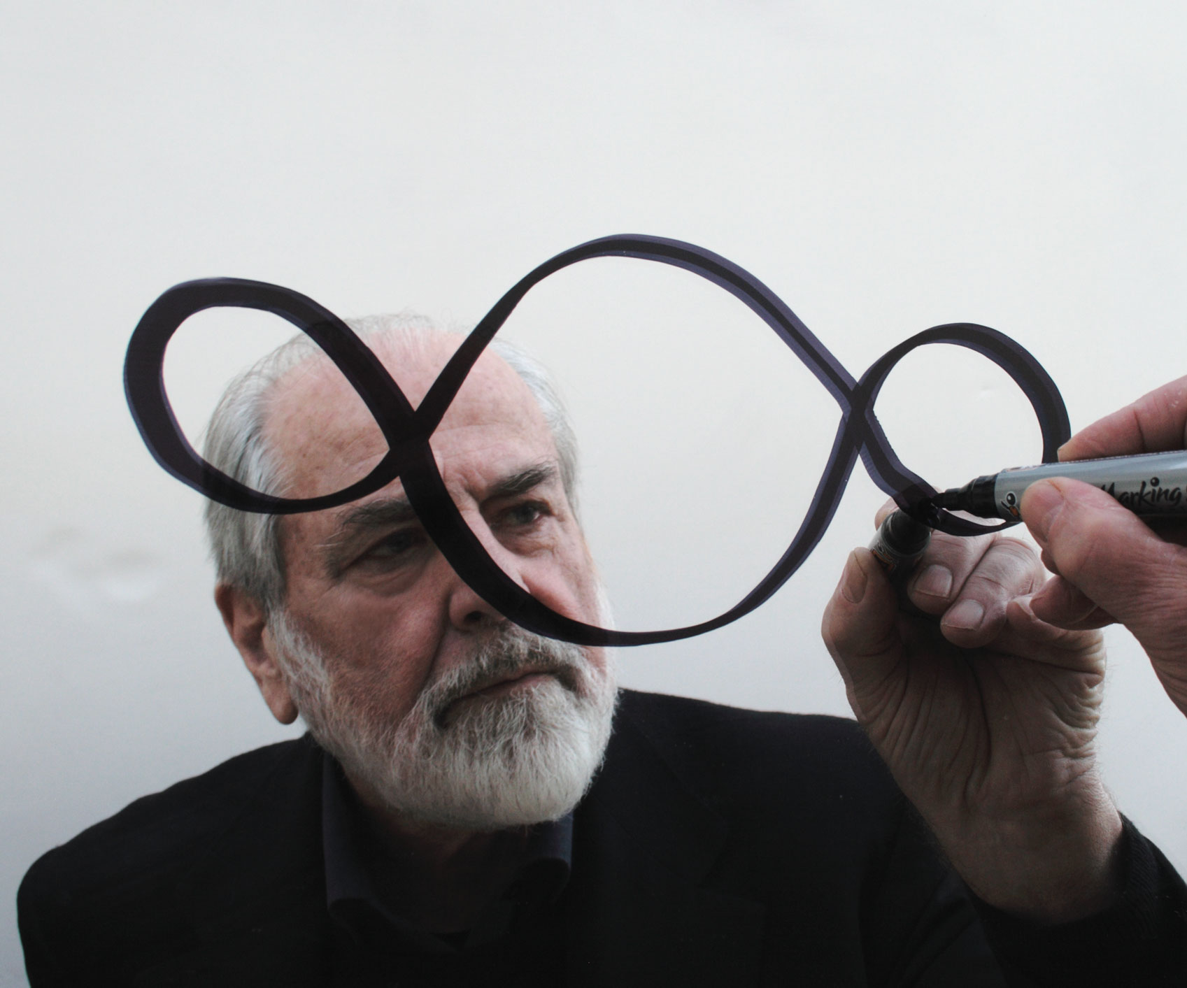 Michelangelo Pistoletto a commencé son travail d'artiste dans les années 50. En 2003, Pistoletto a écrit le manifeste du Troisième Paradis [Il Terzo Paradiso] et a dessiné son symbole emblématique, une reconfiguration du signe mathématique de l'infini, dans le sable. Entre les deux cercles contigus, qui signifient les deux pôles opposés de la nature et de l'artifice, il a inséré un troisième cercle central pour représenter la matrice génératrice d'une nouvelle humanité, un idéal qui dépasse les polarités de la nature et de l'artifice et nie leur conflit destructeur dans la société d'aujourd'hui.
