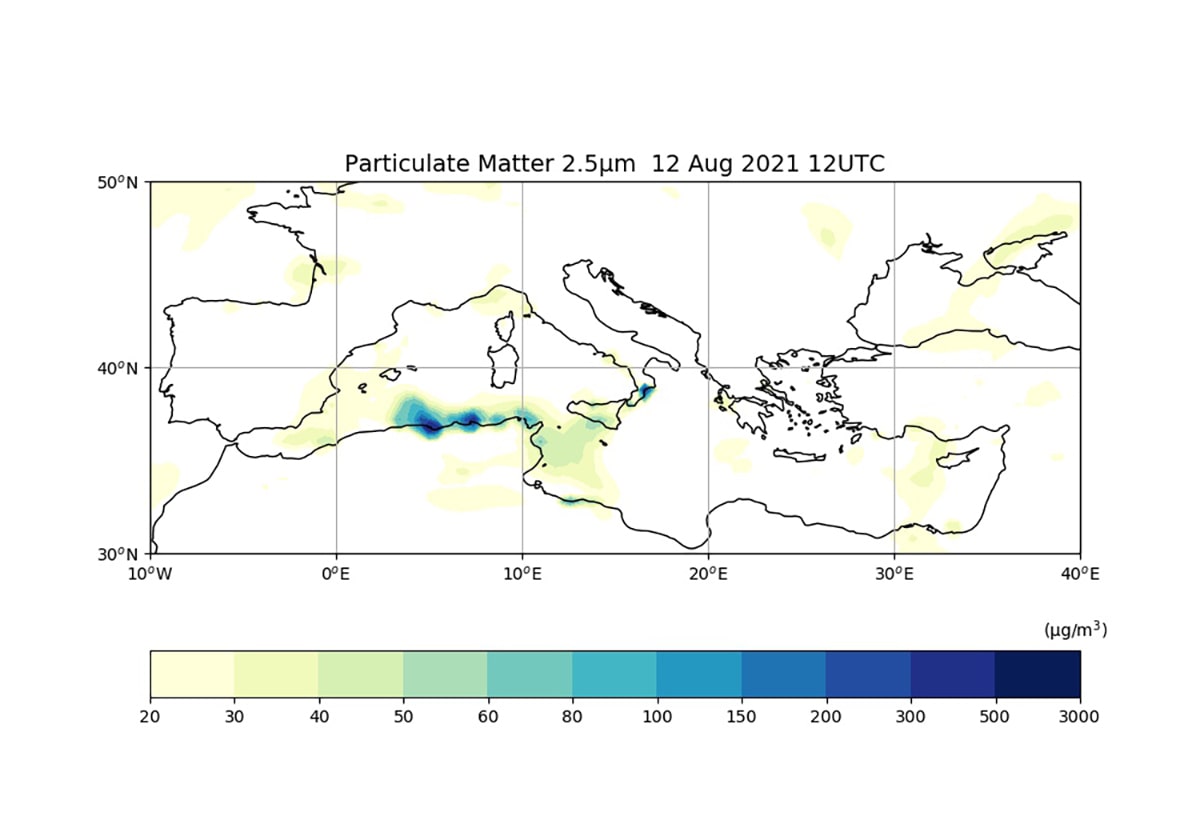 This map represents the analysis of fine inhalable particles, as provided by CAMS (Copernicus Atmosphere Monitoring Service). We can see high concentration around areas with high fire activity.